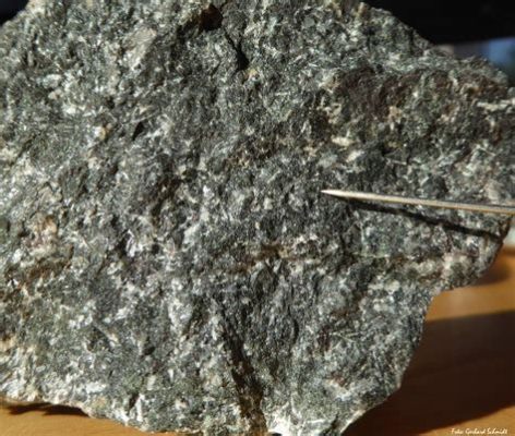  HORNBLENDE - Suurin Yksittäinen Mineraalikaivostuotanto ja Erityisten Lasien Tuotantoaineisto!